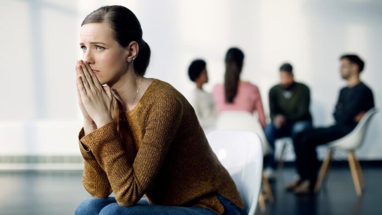 Como saber se tenho ansiedade social? 10 sinais