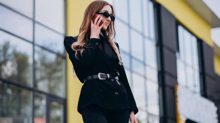 Usar roupas pretas não reflete apenas elegância, é o que diz a psicologia